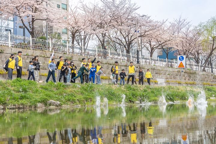 HDC현대산업개발, 동대문구 지역주민·어린이와 성북천 환경 정화 활동