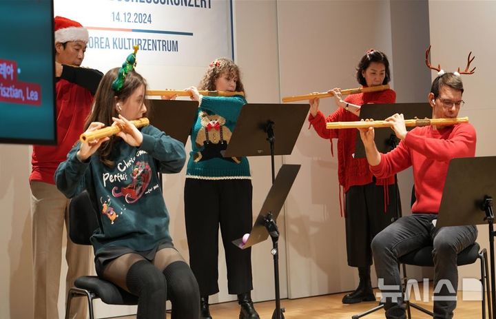 [서울=뉴시스]주오스트리아한국문화원 주최로 열린 '2024 국악강좌 수료식' 공연 (사진=문체부 제공)