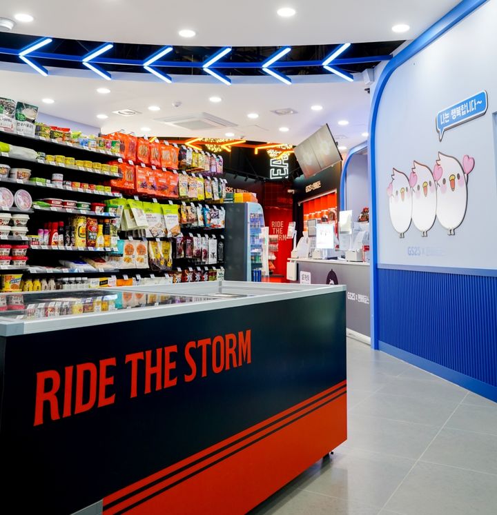 [서울=뉴시스] GS리테일이 운영하는 편의점 GS25는 최근 프로야구단 한화이글스와 두 번째 플래그십스토어 'GS25 한화생명볼파크점'을 오픈하기도 했다. (사진=GS리테일 제공) *재판매 및 DB 금지