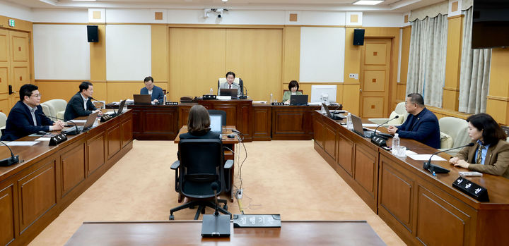 [대전=뉴시스] 조명휘 기자 = 대전시의회 대전·충남 행정통합 특별위원회가 10일 제1차 회의를 열고 있다. (사진= 대전시의회 제공) 2025.04.10. photo@newsis.com *재판매 및 DB 금지