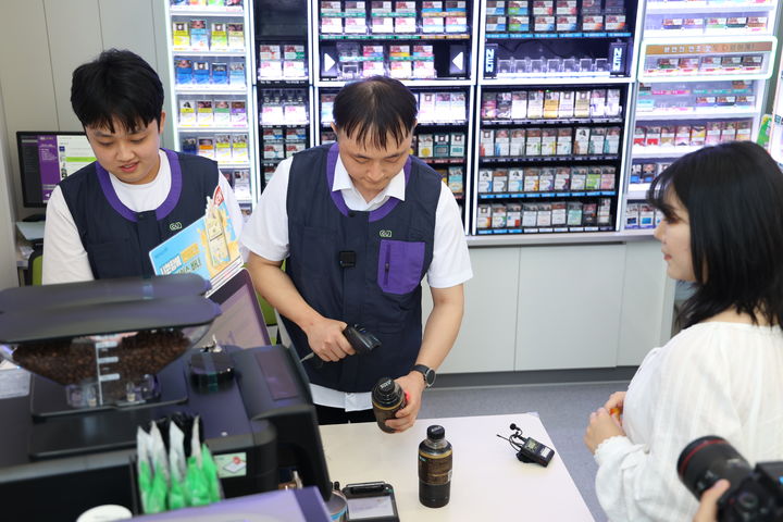 [세종=뉴시스] 장애인편의점 제1호 매장 CU제주혼디누림터에서 장애인 편의점 근로자가 계산을 하고 있다.(사진=한국장애인개발원) *재판매 및 DB 금지