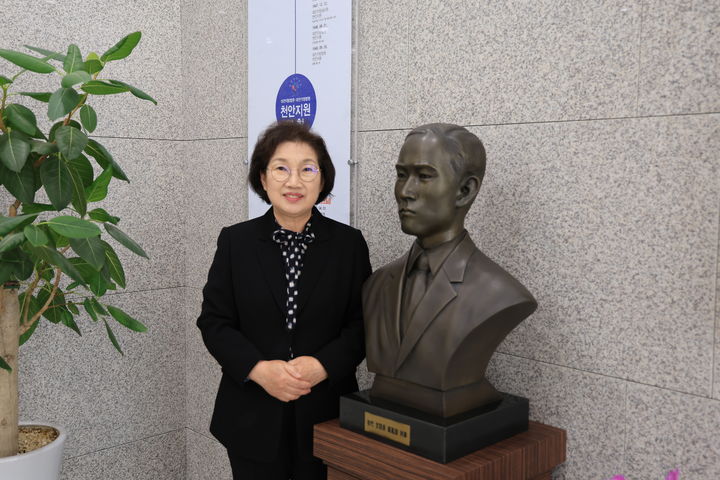 [천안=뉴시스] 박우경 기자 = 10일 김동연 경기도지사가 부인 정우영 씨가 대전지법 천안지원을 찾아 친조부인 고 정봉모 초대 재판장 흉상앞에서 참배한 뒤 기념사진을 촬영하고 있다. 2025.4.10 spacedust1@newsis.com *재판매 및 DB 금지