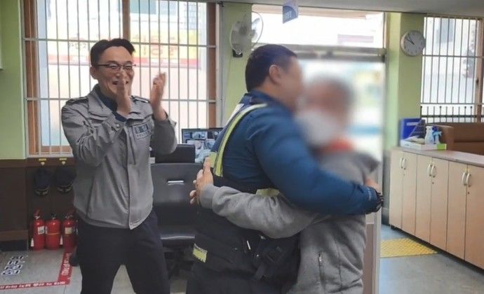[부산=뉴시스] 부산의 한 길가에 쓰러진 50대 남성이 지나가던 시민과 경찰의 발 빠른 대처로 목숨을 건진 사연이 뒤늦게 알려져 훈훈함을 줬다. (사진=부산경찰청 제공) 2025.04.10. photo@newsis.com *재판매 및 DB 금지