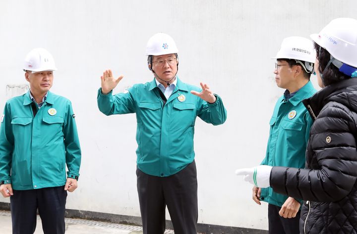 [대전=뉴시스] 조명휘 기자 = 정용래(왼쪽 두번째) 대전 유성구청장이 10일 정밀 안전진단에 들어간 유성구장애인종합복지관을 살펴보고 있다. (사진= 유성구 제공) 2025.04.10. photo@newsis.com *재판매 및 DB 금지