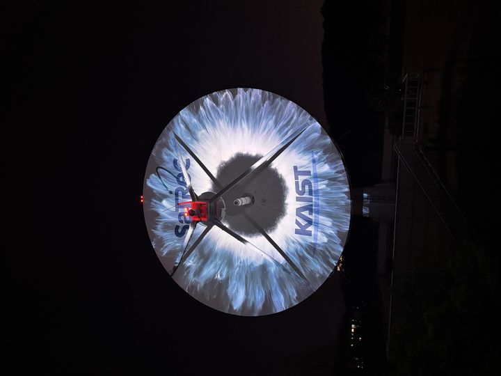 [대전=뉴시스] 9일 KAIST 인공위성연구센터에서 미디어 아티스트인 문화기술대학원 이진준 교수와 글로벌 아티스트 지드래곤(권지용 교수)의 협업을 통해 세계 최초로 우주로 음원을 송출하는 프로젝트를 진행됐다. 공연 모습.(사진=KAIST 제공) *재판매 및 DB 금지