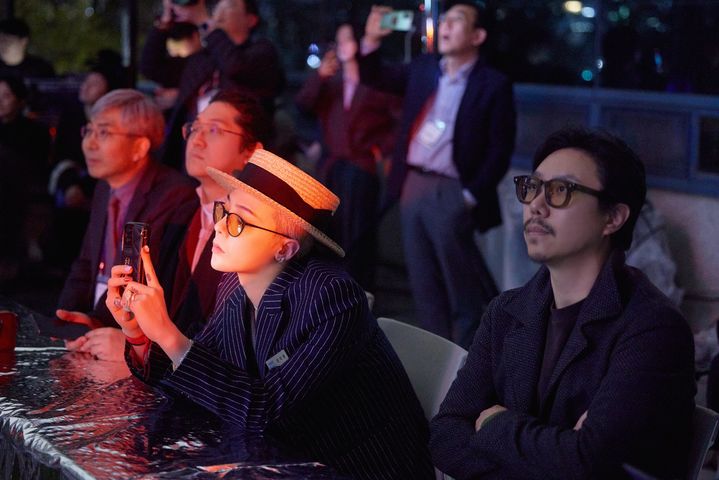 [대전=뉴시스] 9일 KAIST 인공위성연구센터에서 미디어 아티스트인 문화기술대학원 이진준 교수와 글로벌 아티스트 지드래곤(권지용 교수)의 협업을 통해 세계 최초로 우주로 음원을 송출하는 프로젝트를 진행됐다. 지드래곤(권지용 초빙교수)이 모습.(사진=KAIST 제공) *재판매 및 DB 금지