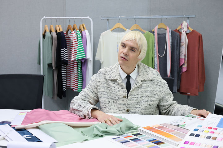 상품 디렉팅을 하고 있는 새미 보이트. (사진=KT알파 쇼핑 제공) *재판매 및 DB 금지