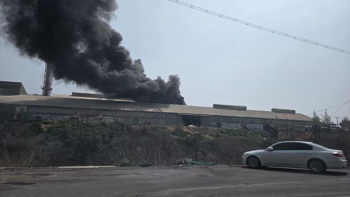 [울산=뉴시스] 10일 오전 10시58분께 울산시 울주군 온산공단 KG케미칼에서 불이나 연기가 올라오고 있다. (사진=독자 제공) 2025.04.10. photo@newsis.com *재판매 및 DB 금지