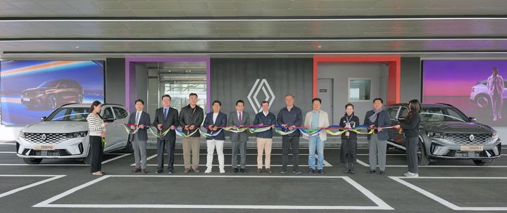 [서울=뉴시스] 지난 9일 개최된 르노코리아 부산 물류센터 고객 출고장 개관식에서 르노코리아 스테판 드블레즈 사장(왼쪽에서 여섯번째)을 비롯한 내빈들이 기념사진을 촬영하고 있다. (사진=르노코리아 제공) photo@newsis.com *재판매 및 DB 금지