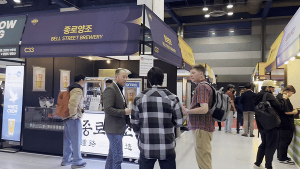 [서울=뉴시스] 대한민국 맥주산업 박람회(KIBEX) 2025에서 참가자들이 부스를 둘러보며 수제맥주를 체험하고 있다. (사진=동효정 기자) 2025.04.10. vivid@newsis.com 