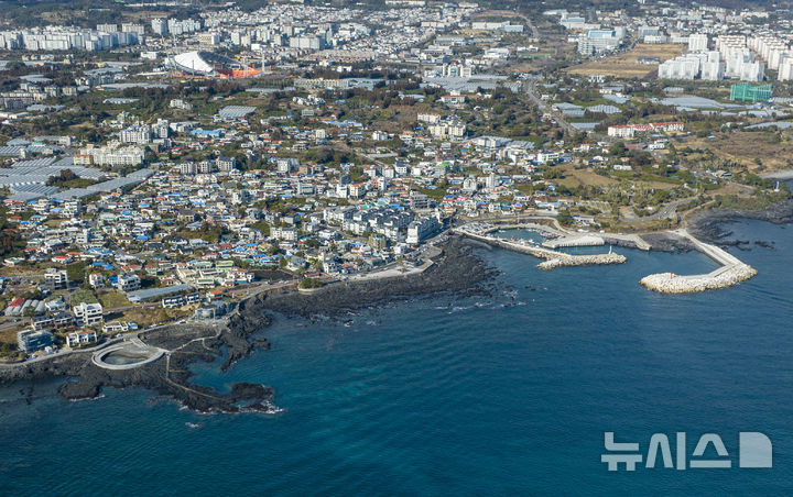 [제주=뉴시스] 임재영 기자 = 해양수산부 어촌체험휴양마을로 선정된 서귀포시 법환마을. (사진=뉴시스DB) ijy788@newsis.com