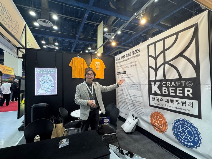 [서울=뉴시스] 이인기 한국수제맥주협회장이 수제맥주 인증에 대해 설명하고 있다. (사진=동효정 기자) 2025.04.10. vivid@newsis.com *재판매 및 DB 금지