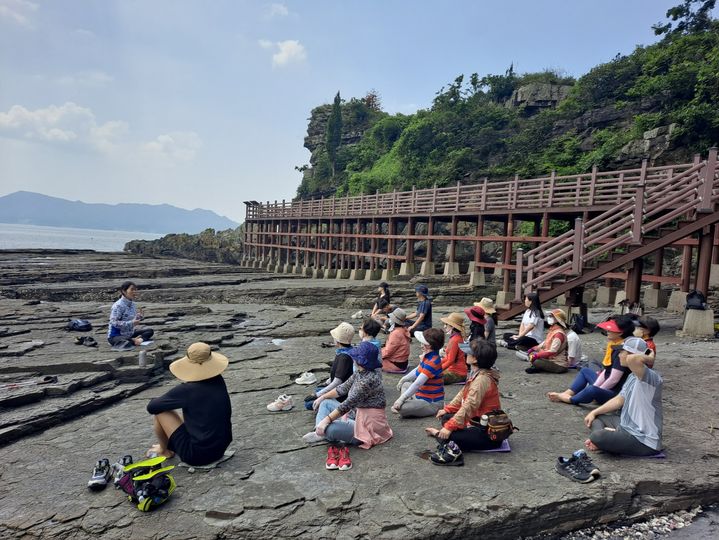 [고성(경남)=뉴시스] 신정철 기자= 경남 고성군은 오는 12일부터 11월까지 코리아둘레길 남파랑길 고성구간 코스를 중심으로 단순한 걷기를 넘어 명상, 해양치유차, 스마트 헬스 측정, 건강 도시락 등이 결합 된 통합 힐링 프로그램을 운영한다.사진은 지난해 실시한 고성해양치유길 자연인로드 프로그램 모습.(사진=고성군 제공).2025.04.10. photo@newsis.com *재판매 및 DB 금지