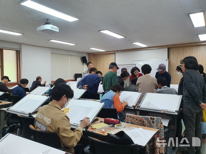 [광주(경기)=뉴시스] 광주시가 조경기능사 자격취득 교육생을 모집한다. 사진은 교육생들이 수업을 받고 있는 모습 (사진=광주시 제공) 2025.04.10.photo@newsis.com