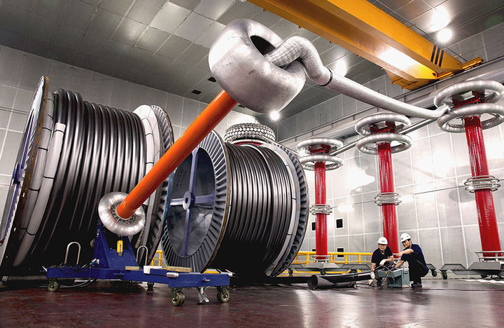 [서울=뉴시스]LS전선 직원이 구미 공장에서 초고압 케이블을 테스트하고 있다. (사진=LS전선 제공) 2025.04.10. photo@newsis.com *재판매 및 DB 금지