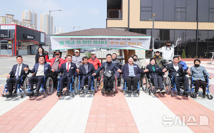 [여주=뉴시스]여주시의회 의원들의 장애체험(사진=여주시의회 제공)2025.04.10. photo@newsis.com