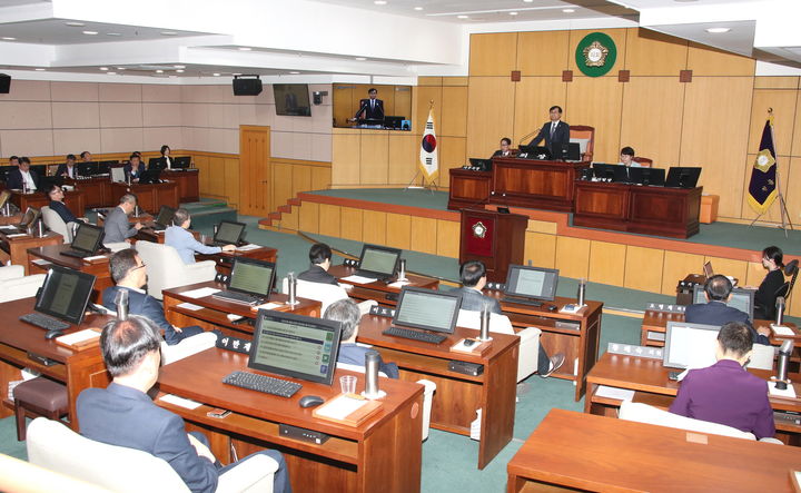 [정읍=뉴시스] 10일 열린 정읍시의회의 제303회 임시회, 박일 의장이 회의를 진행 중이다. *재판매 및 DB 금지