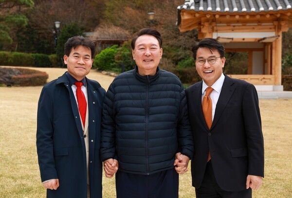 왼쪽부터 전한길씨, 윤석열 전 대통령, 윤상현 국민의힘 의원 (사진=전한길뉴스) *재판매 및 DB 금지