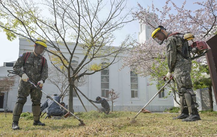 [부산=뉴시스] 해군작전사령부는 10일 부산 남구 사회복지시설 성프란치스꼬의집을 방문해 봉사활동을 실시했다고 밝혔다. (사진=해군작전사 제공) 2025.04.10. photo@newsis.com *재판매 및 DB 금지