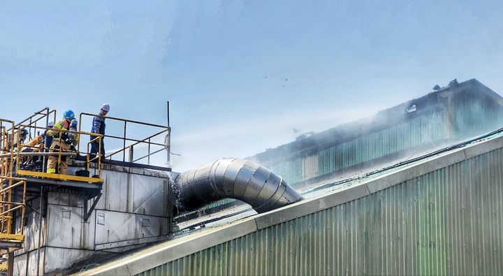 [울산=뉴시스] 박수지 기자 = 10일 오전 울산시 울주군 온산공단 KG케미칼에서 불이나 소방당국이 진화작업을 벌이고 있다. (사진=울산소방본부 제공) 2025.04.10. photo@newsis.com *재판매 및 DB 금지