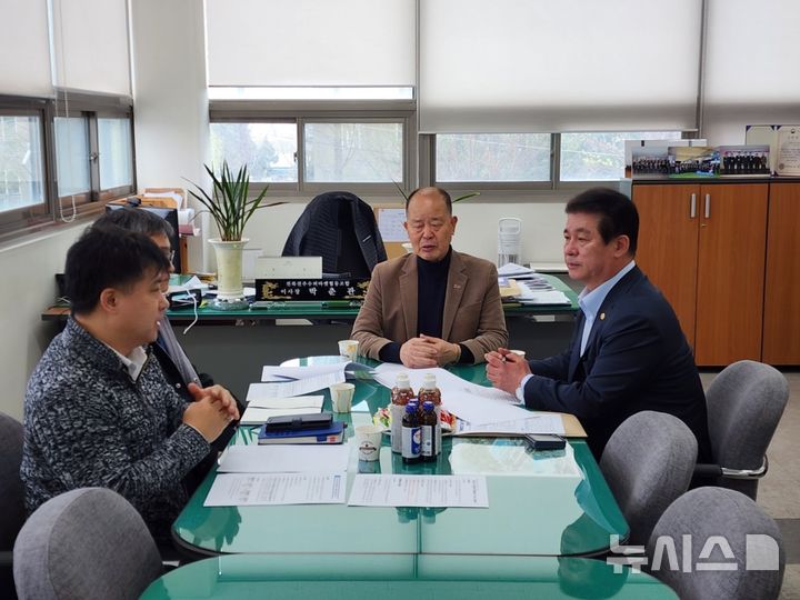 [전주=뉴시스] 최형열 전북도의원(오른쪽)이 10일 중소유통공동물류센터를 찾아 소상공인의 애로사항 등을 청취하고 있다. 2025.04.10 *재판매 및 DB 금지