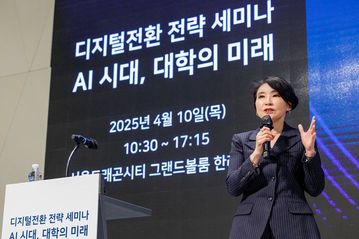 최지희 시스코코리아 대표가 10일 서울드래곤시티에서 열린 세미나에서 ‘AI 시대, 대학의 미래’에 대해 발표했다. (사진=시스코코리아 제공) *재판매 및 DB 금지