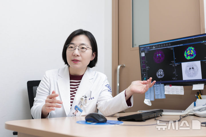 [서울=뉴시스]유달라 경희대병원 신경과 교수가 파킨슨병에 대해 설명하고 있다. (사진= 경희대병원 제공) 2025.04.10. photo@newsis.com. 