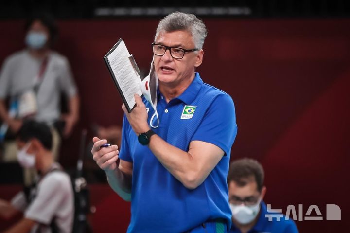 [서울=뉴시스]남자배구 대한항공, 헤난 전 브라질 대표팀 감독 선임. (사진=대한항공 배구단 제공)