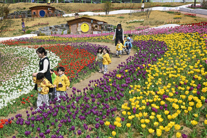 [대구=뉴시스]대구시 달성군 다사읍 세천리 1669번지 일원에 위치한 ‘세천늪테마정원’ 모습이다(사진=달성군 제공) 2025.04.10 photo@newsis.com *재판매 및 DB 금지