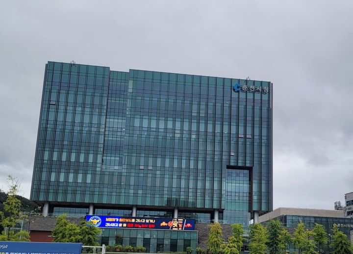 10일 춘천시는 지난 9일 춘천시는 시청에서 사업자인 시온토건을 비롯해 주택도시보증공사, 새마을금고중앙회 등 관계자들이 참석한 가운데 시온 숲속의 아침 뷰 관련 4차 연석회의를 열어 피해자 지원책 마련을 위한 논의를 진행하는 등&nbsp; 시온 숲속의 아침 뷰 입주예정자 피해 해결에 역할을 다하겠다 고 밝혔다. 춘천시 제공.&nbsp; *재판매 및 DB 금지