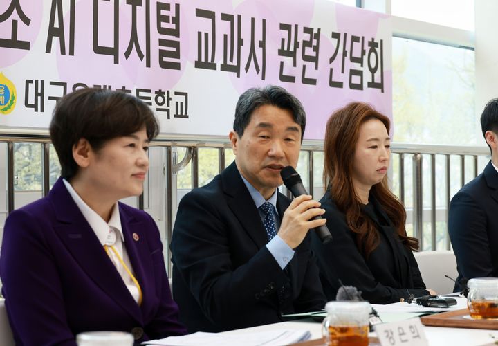 [세종=뉴시스] 사진은 대구 용계초등학교에 방문한 이주호 사회부총리 겸 교육부 장관. (사진=교육부 제공) 2025.04.10 *재판매 및 DB 금지