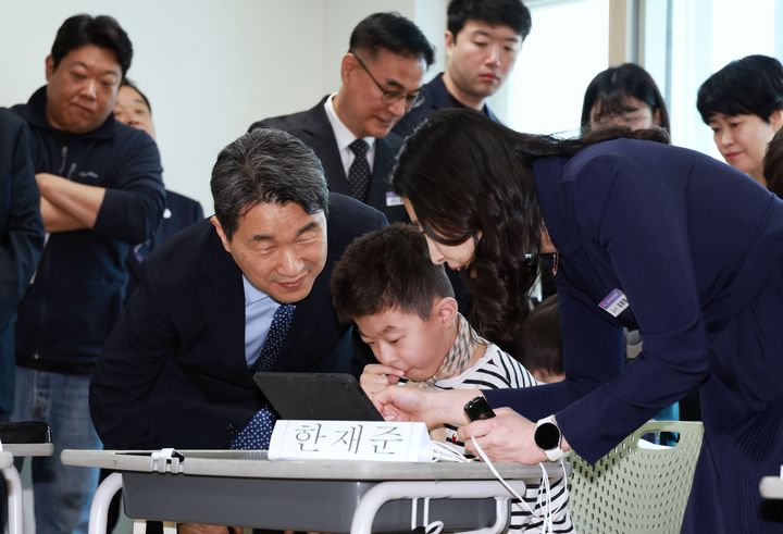 [세종=뉴시스] 사진은 대구 용계초등학교에 방문한 이주호 사회부총리 겸 교육부 장관. (사진=교육부 제공) 2025.04.10 *재판매 및 DB 금지