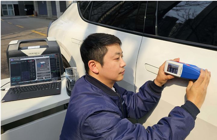 [서울=뉴시스] KCC 관계자가 칼라나비플러스(Color-Navi Plus)를 활용해 자동차 외장을 측색하며 테스트를 하고 있다. (사진=KCC 제공) 2025.04.10 photo@newsis.com *재판매 및 DB 금지