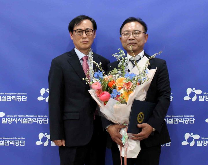 [밀양=뉴시스] 밀양시시설관리공단 제3대 본부장에 안재홍씨가 취임했다. 사진 왼쪽부터 김경민 이사장, 안재홍 본부장. (사진=밀양시 제공) 2025.04.10. photo@newsis.com *재판매 및 DB 금지