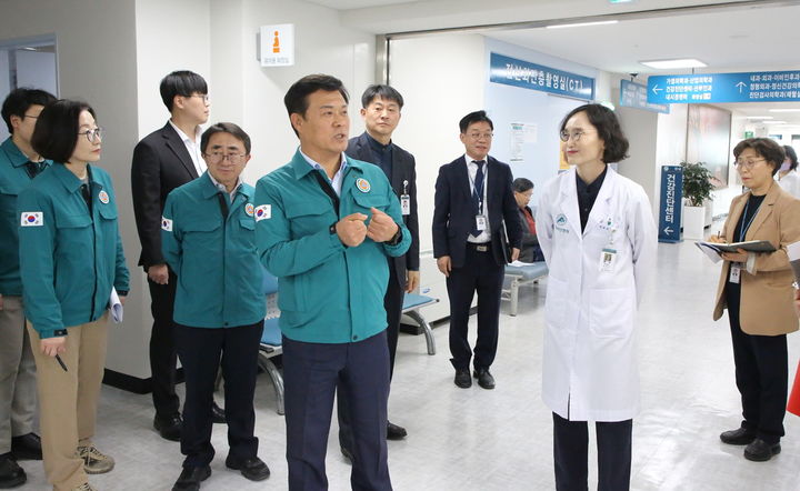 [정읍=뉴시스] 이학수 시장이 지난 9일 어린이전용병동·소아외래진료센터 건립이 추진 중인 아산병원을 방문해 병원관계자들와 향후 계획에 대해 환담을 나누고 있다. *재판매 및 DB 금지