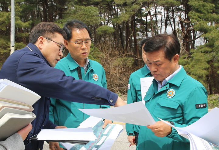 [정읍=뉴시스] 지난 9일 국립숲체원 진입로 개설 현장 방문점검에 나선 이학수 정읍시장이 현장 관계자로부터 진행상황을 보고받고 있다. *재판매 및 DB 금지