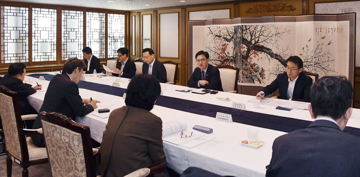 김범석 기획재정부 차관이 10일 정부서울청사에서 열린 '범정부 국내대응 전담반 회의'를 주재하고 모두발언을 하고 있다.(사진 : 기재부 제공).&nbsp; *재판매 및 DB 금지