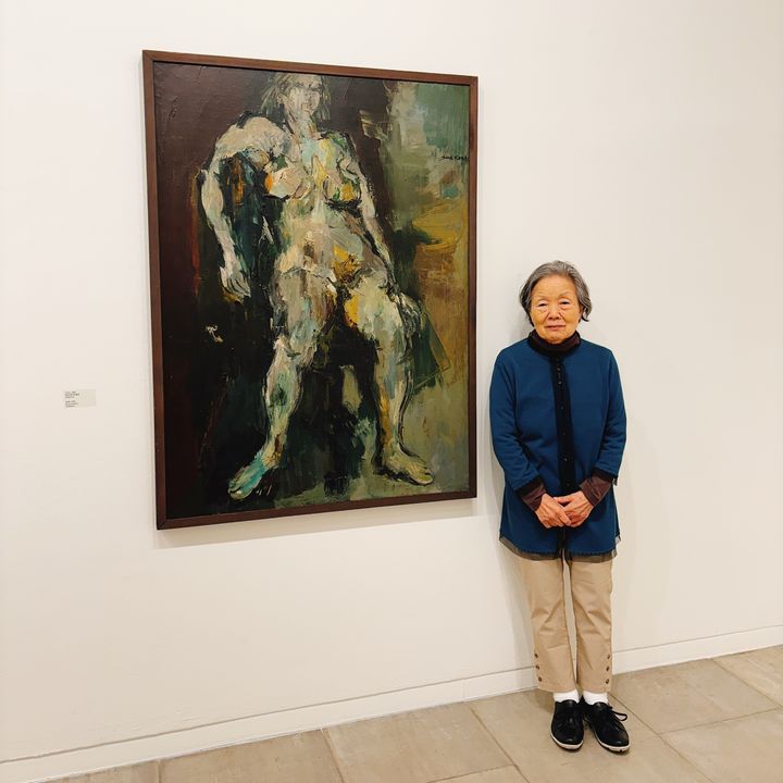 10일 석난희 화백이 성곡미술관에 선보인 누드 작품 앞에서 기념 사진을 찍고 있다. 2025.04.10. hyun@newsis.com *재판매 및 DB 금지