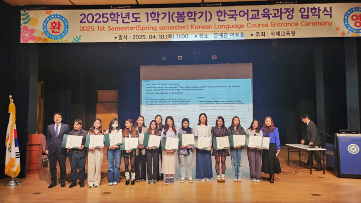 송승호 충청대학교 총장(왼쪽)과 외국인 유학생들이 10일 P동 문예관에서 '봄학기 입학식'을 하고 기념사진을 찍고 있다.(사진=충청대 제공).2025.04.10.photo@newsis.com *재판매 및 DB 금지