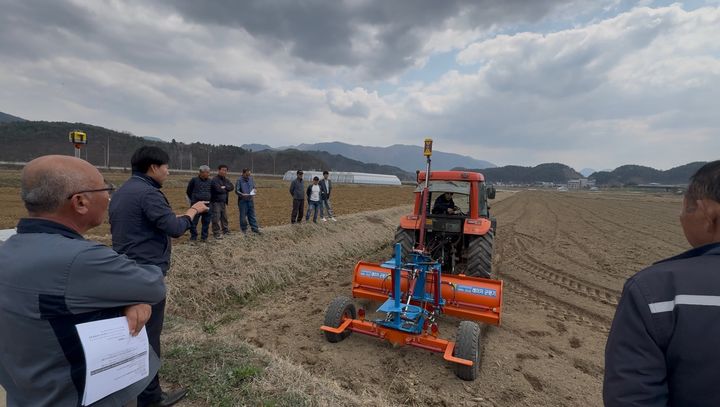 임대 농기계 레이저 균평기 연시회. *재판매 및 DB 금지