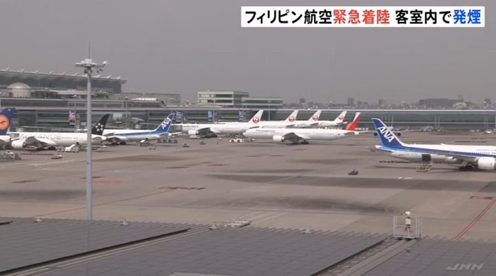 [서울=뉴시스]필리핀 마닐라에서 출발해 미국 로스앤젤레스로 향하던 항공기가 10일 일본 공항에 긴급착륙하는 일이 벌어졌다고 일본 공영 NHK, 민영 TBS 등이 보도했다. 사진은 민영 TBS 계열 JNN 보도 장면 갈무리. <사진캡처=JNN> *DB 및 재판매 금지.