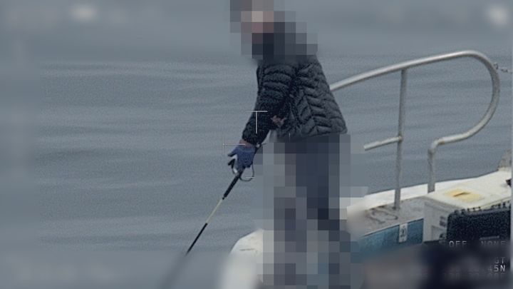 [동해=뉴시스] 지난 9일 동해해경청 해,공 합동단속에서 송지호 해변 연안 약 0.9km 해상에서 조업 중인 낚시어선 A호 승선원 중 1명이 구명조끼 착용하지 않은 것을 발견했다. (사진=동해해경청 제공) photo@newsis.com *재판매 및 DB 금지