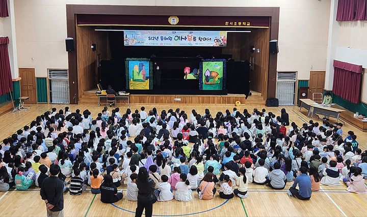 초등학교 학생들을 대상으로 공연하고 있는 이사부 역사인형극.(사진=삼척시 제공) *재판매 및 DB 금지