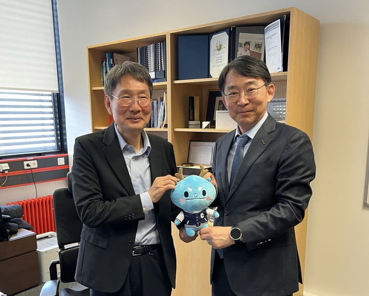 중앙대가 독일의 연구기관인 막스 플랑크 고체 연구소(Max Planck Institute for Solid State Research)와 연구 협력을 맺었다. 사진은 박상규 총장(오른쪽)과 히데노리 타카기(Hidenori Takagi) 소장. (사진=중앙대 제공) *재판매 및 DB 금지