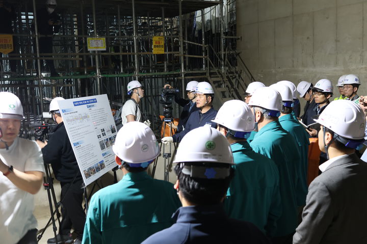 [부산=뉴시스] 부산교통공사가 10일 오후 김재운 시의원을 비롯한 부산시의회 건설교통위원회 시의원들이 사상~하단선 건설현장을 방문해 현장점검을 하고 있다. (사진=부산교통공사 제공) 2025.04.10. photo@newsis.com *재판매 및 DB 금지