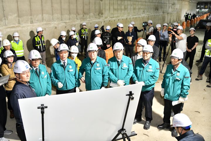 [부산=뉴시스] 부산시의회 건설교통위원회는 10일 사상~하단선 새벽로 땅꺼짐 사고 현장을 찾아 특별 현장점검을 실시했다. (사진=부산시의회 제공) 2025.04.10. photo@newsis.com *재판매 및 DB 금지