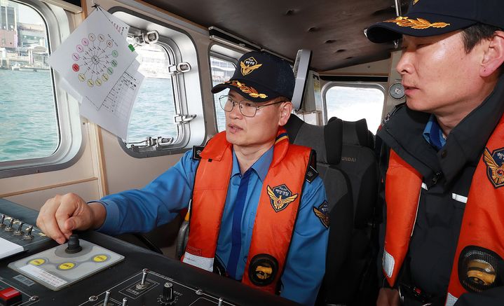 [부산=뉴시스] 10일 취임한 서정원 부산해양경찰서장이 민감 해역에 대한 순찰을 진행하고 있다. (사진=부산해양경찰서 제공) 2025.04.10. photo@newsis.com *재판매 및 DB 금지