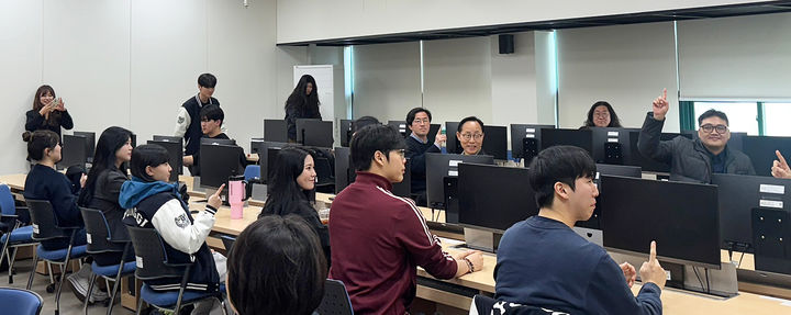 [수원=뉴시스] 경기대 SW중심대학사업단 안준호 센터장 등과 학생회 임원들이 10일 새롭게 마련된 고성능 GPU 실습에 앞서 기념촬영하고 있다. (사진=경기대 제공) 2025.04.10. photo@newsis.com *재판매 및 DB 금지