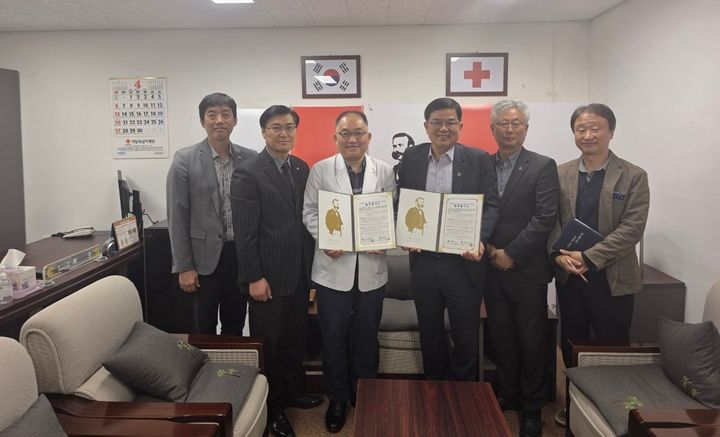 [거창=뉴시스] 거창군-거창적십자병원 만성질환자관리 협약 체결 (사진=거창군제공) 2025. 04. 10. photo@newsis.com *재판매 및 DB 금지
