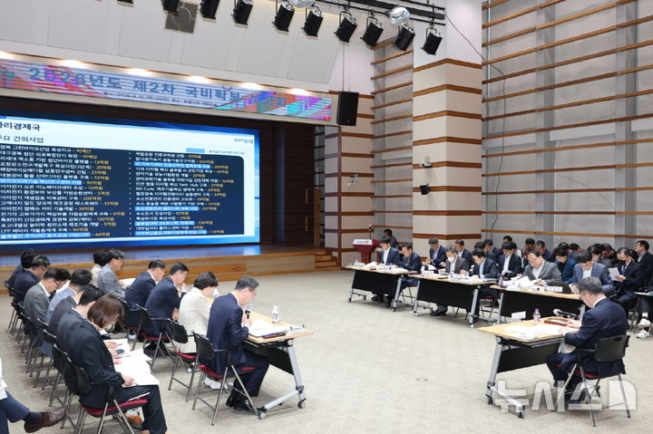 [포항=뉴시스] 송종욱 기자 = 포항시가 '산업 위기 대응·민생 회복'으로 미래 성장 동력 확보에 나서 내년도 국비 사업 315건에 1조9153억원을 발굴하는 '‘2026년도 제2차 국비 확보 보고회'를 개최했다. 사진은 10일 시청 대회의실에서 열린 '2026년도 제2차 국비 확보 보고회' 모습. (사진=포항시 제공) 2025.04.10. photo@newsis.com